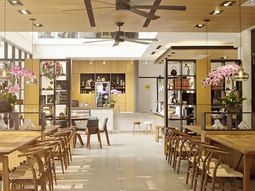 明亮對稱的餐飲空間與窗景