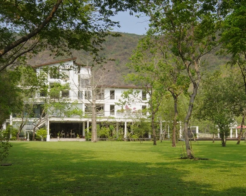 藏青谷渡假莊園 — 純白鋼構屋體與綠色大地