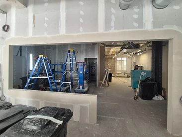 Partition wall with a large rectangular pass-through opening with curved plasterboard corners