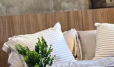 Detalhe da cama com bandeja de café da manhã