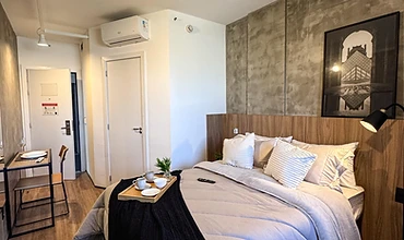 Estúdio completo com mesa de trabalho e kitchenette