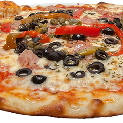 Pizza con jamón, aceitunas y pimientos asados