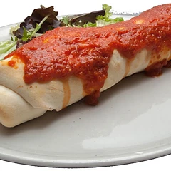 Rulo relleno al horno con salsa de tomate y ensalada