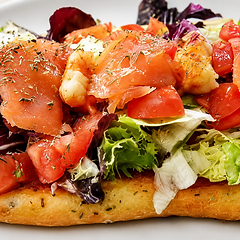 Tosta con salmón ahumado, langostinos y tomate