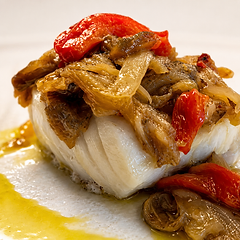Bacalao con cebolla caramelizada y pimientos asados
