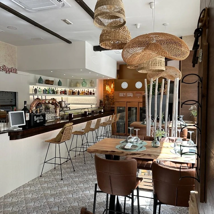 Fondo: mesa elegantemente montada para eventos privados en Pizzería Tito's