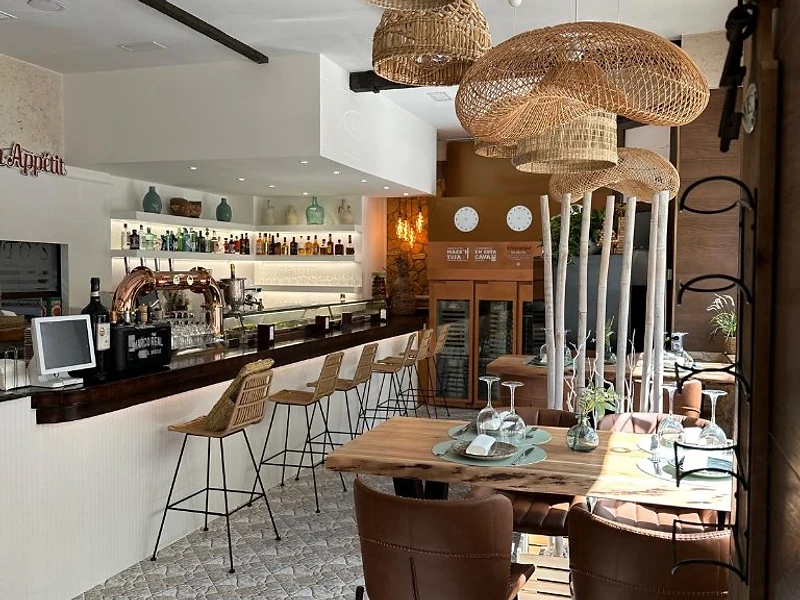Interior del Restaurante Pizzería Tito's Alicante con lámparas de mimbre artesanales e iluminación cálida