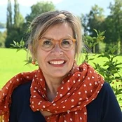 Portrait of certified Hunyuan Qi Therapy coach Andrea Reverchon
