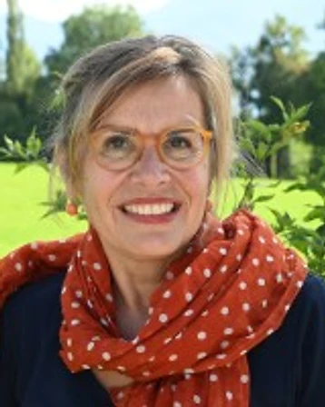 Portrait of certified Hunyuan Qi Therapy coach Andrea Reverchon