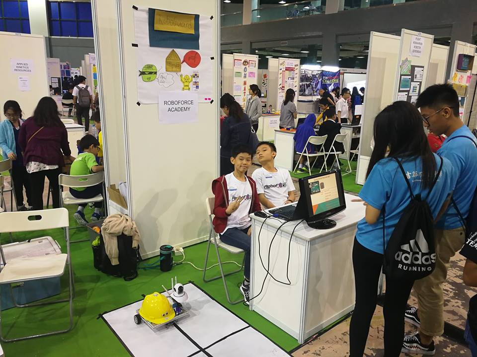 KLESF participants presenting engineering project