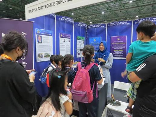 KLESF science fair student booth demonstration