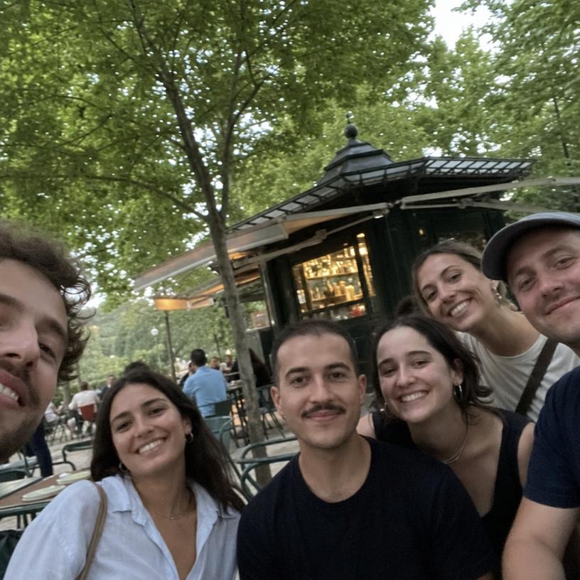 Membres du groupe en terrasse à Lisbonne