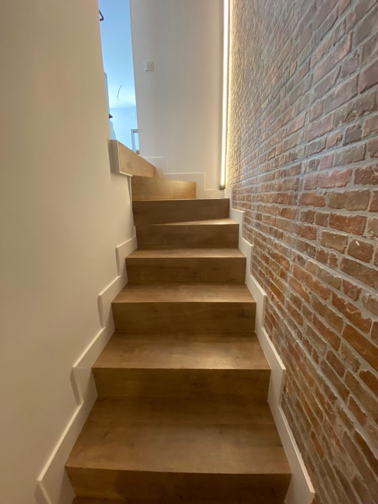 Escalera revestida en madera