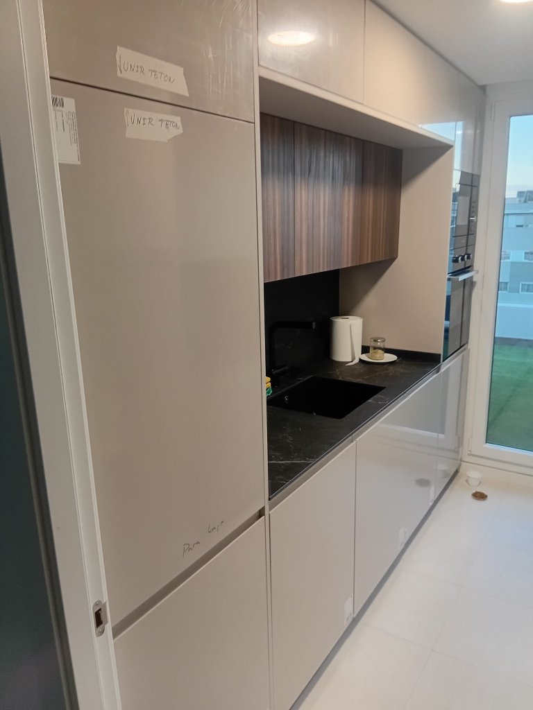 Cocina lineal compacta negra