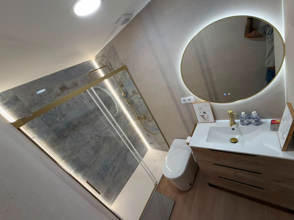 Baño con ducha y espejo LED