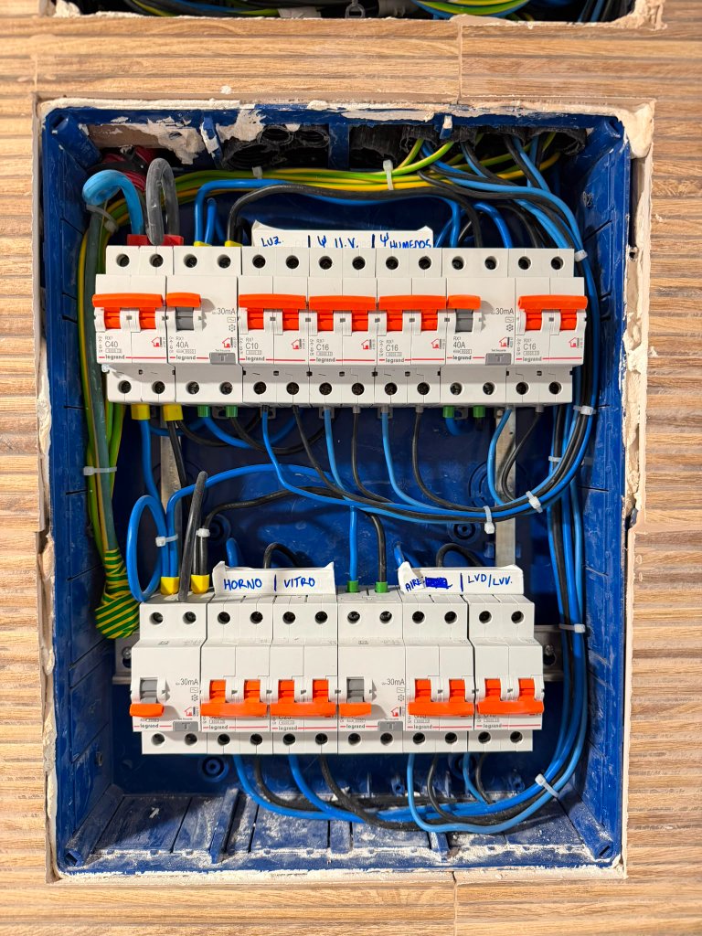 Cuadro eléctrico Legrand sobre listones de madera