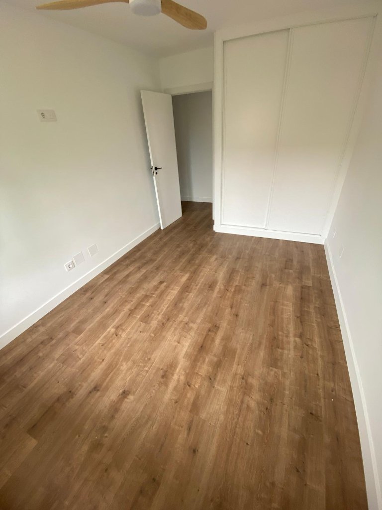 Habitación con suelo madera
