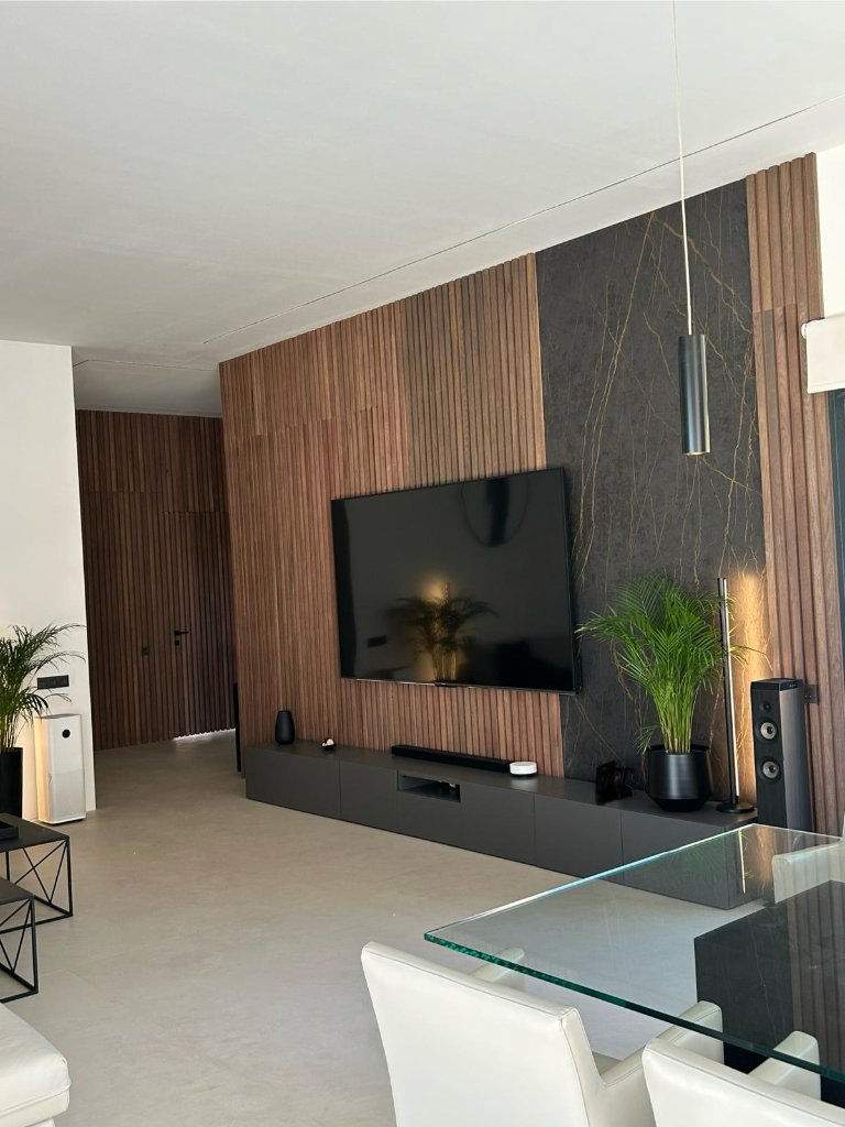 Salón con pared TV decorativa