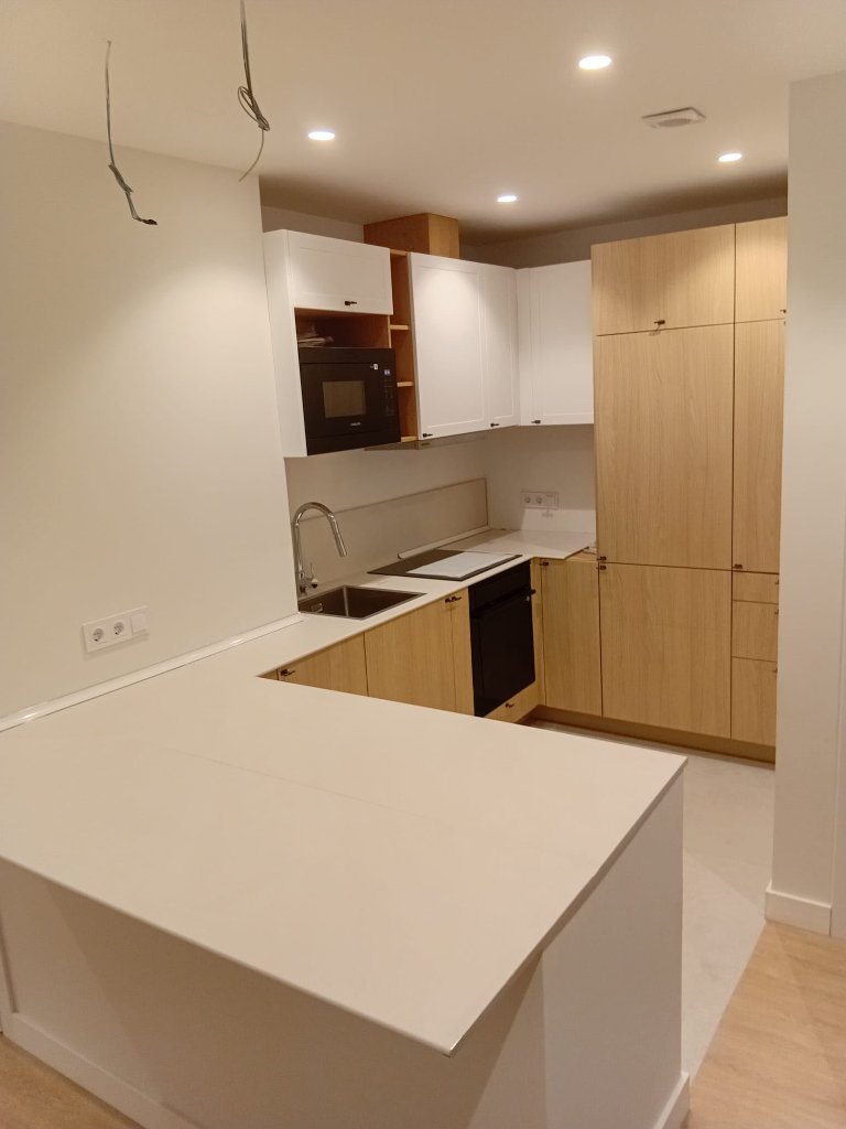 Cocina en L con electrodomésticos
