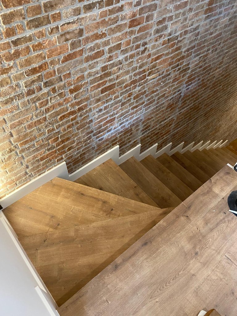 Escalera con ladrillo visto