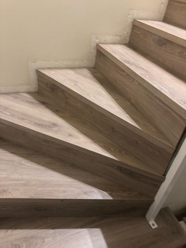 Escalera laminado gris