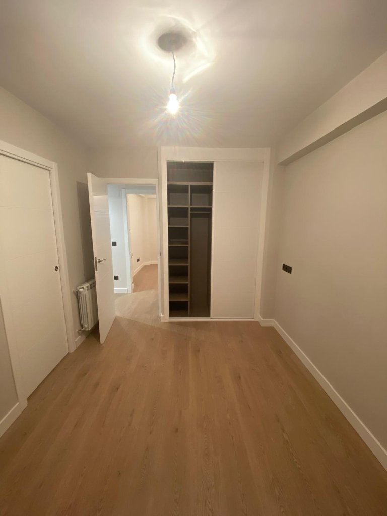 Habitación con armario y suelo