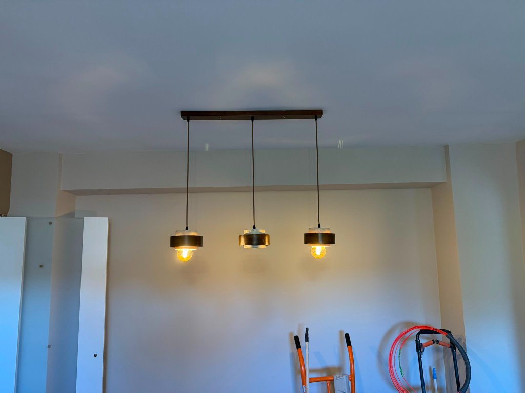 Tres lámparas colgantes con bombillas Edison