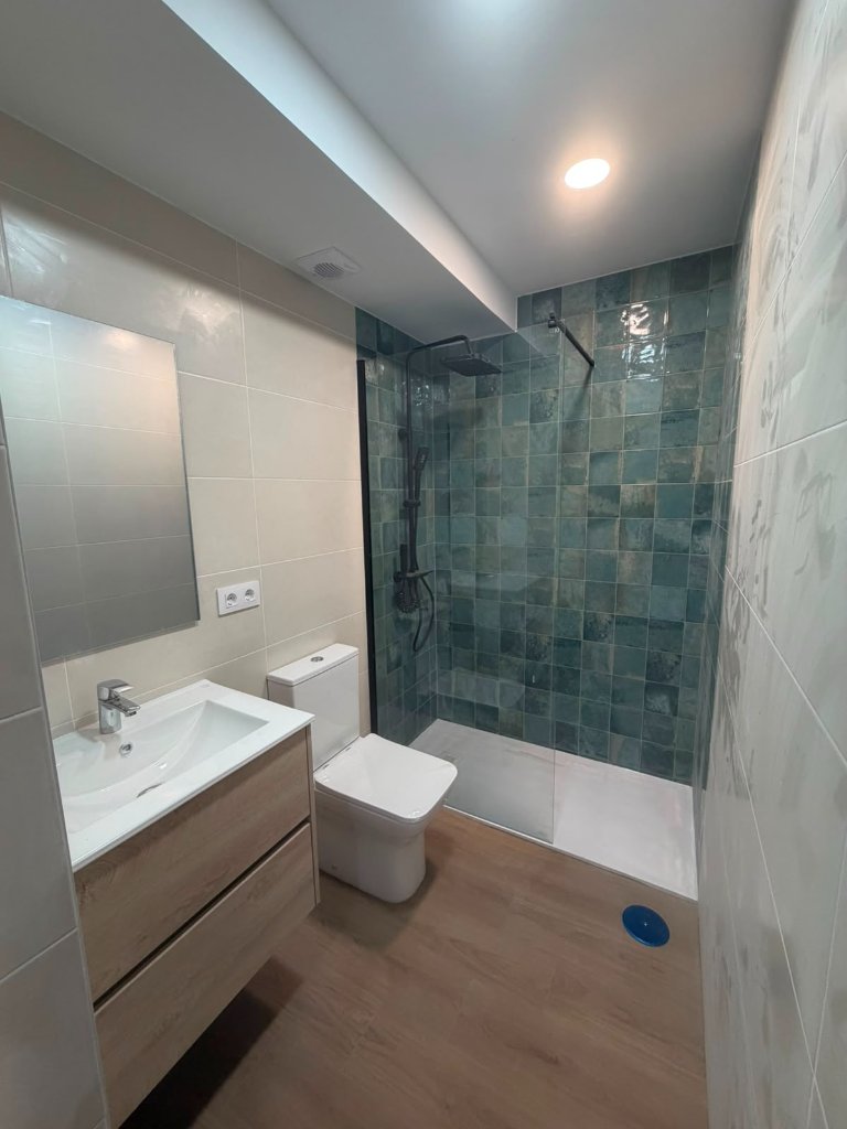 Baño alicatado verde