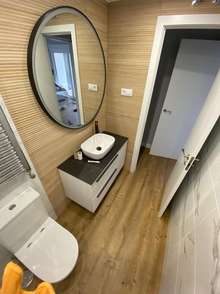 Baño con espejo redondo