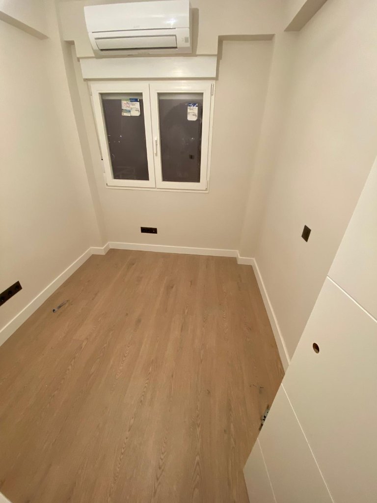 Habitación con ventana y aire
