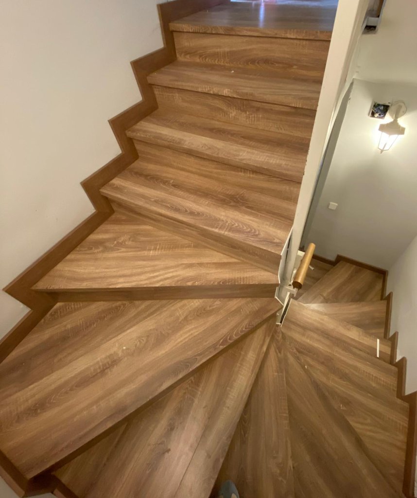 Escalera de madera espiral