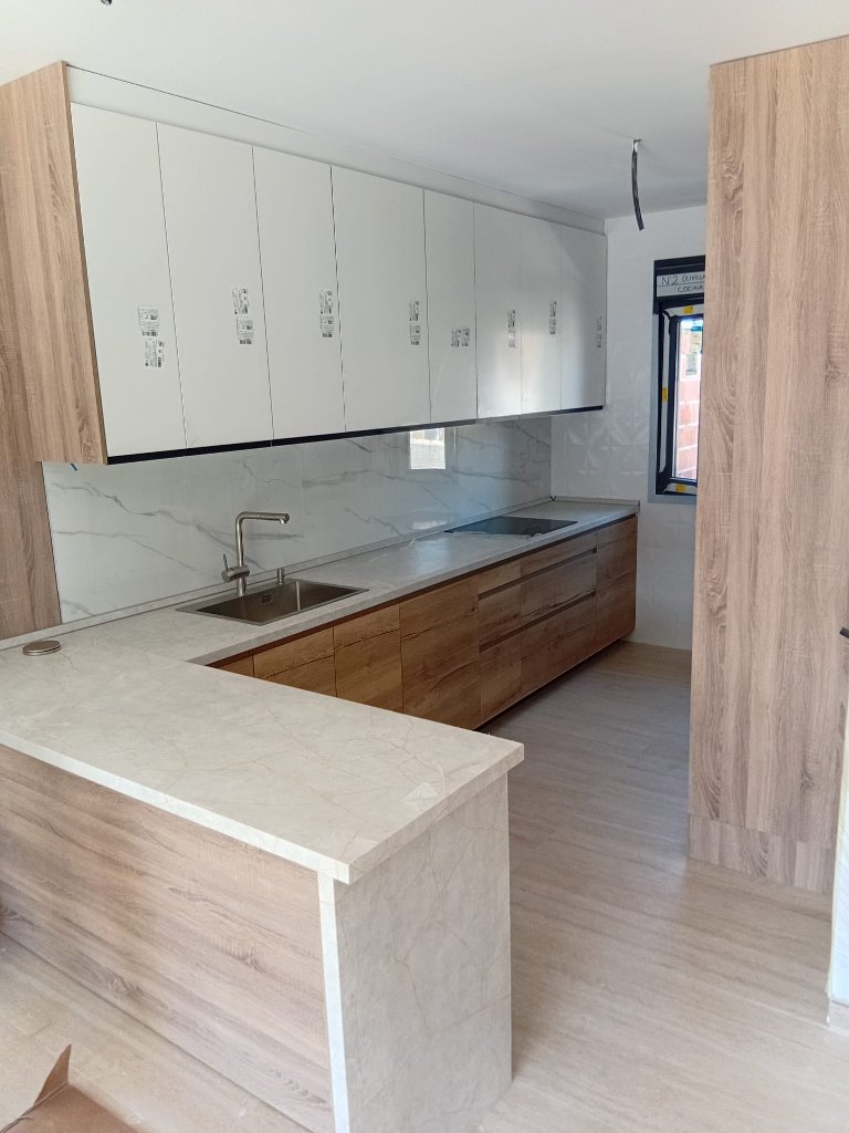Cocina con encimera madera y mármol