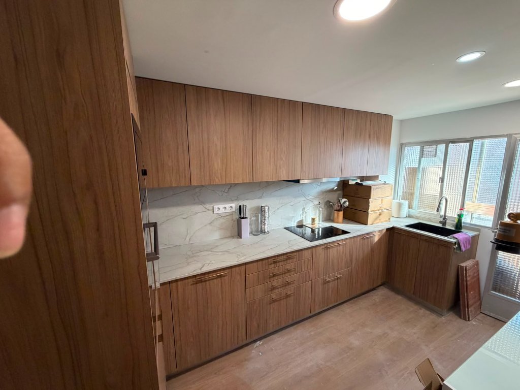 Cocina con encimera de mármol