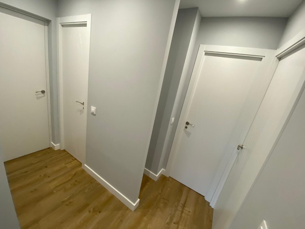 Pasillo con puertas blancas