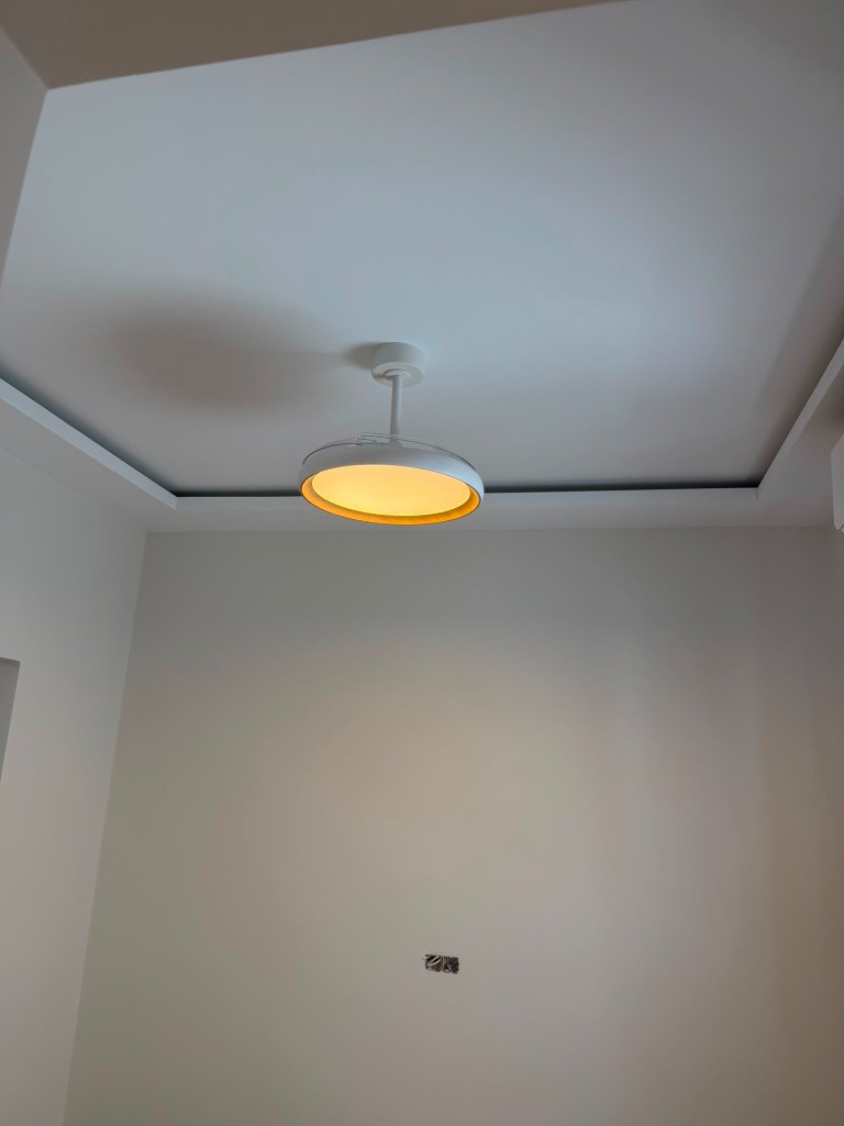 Plafón circular con luz cálida en falso techo