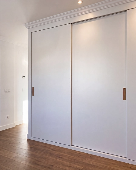 Puertas Lupo — laca mate con tirador de madera