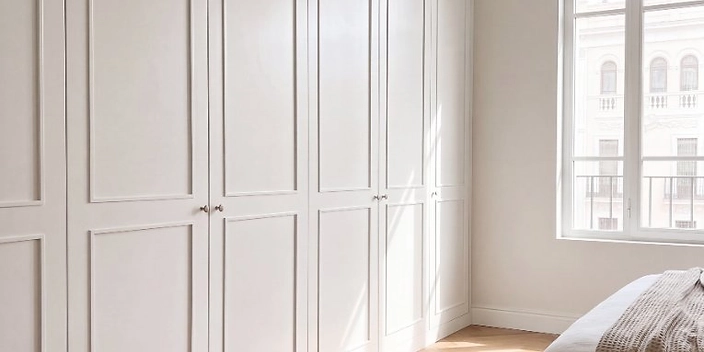 Puertas enmarcadas - Armario de seis hojas con molduras Shaker