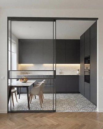 Modelo SCALA — corredera vidrio estriado cocina