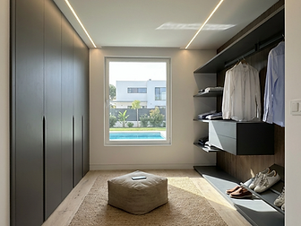 Mod. Bonn — pasillo central con otomana