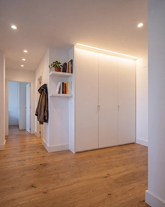 Puertas lacadas con tira LED superior y estantes flotantes