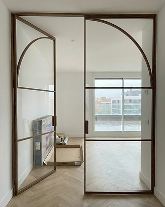 Pivotante batiente — madera oscura con vidrio arqueado