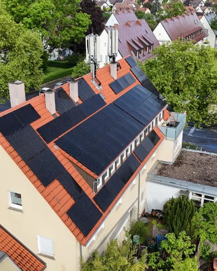 Voll mit Solarmodulen belegtes Dach