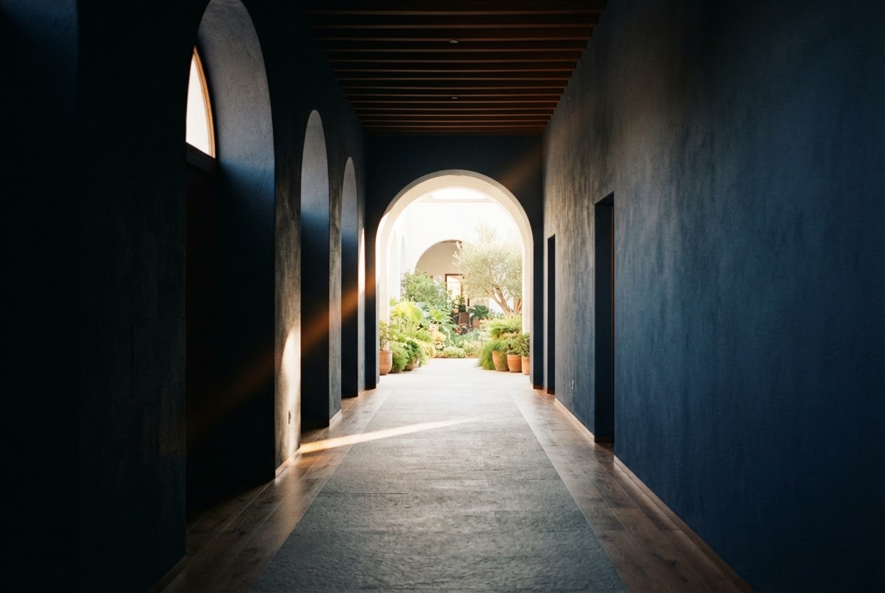 Pasillo arquitectónico que se abre hacia la luz