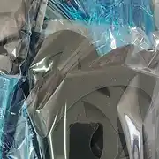 צילום תקריב של מספר חלקים לשילוט אקרילי שחור ומבריק בתהליך אריזה, המיועדים לעיצוב שלטים אישיים בסטודיו שלט לדלת. החלקים מגיעים כשהם עטופים בניילון הגנה שקוף וכחול, שומרים על גימור איכותי ומדויק. סגנון העיצוב המודרני והיוקרתי הופך שלטים מסוג זה לפתרון מושלם כשלט למשרד, שלט לדלת הבית או שלט לכניסה המעניק מראה מוקפד ויוקרתי. הדיוק בייצור משקף את המקצועיות של 'שלט לדלת' בתחום עיצוב שלטים, בין אם מדובר בשלט אישי, שלט לחדר ילדים או שלט מעוצב לכל חלל אחר. האריזה המוקפדת מבטיחה שהלקוח יקבל שלט עץ או שלט אקרילי מושלם ומוכן להתקנה.