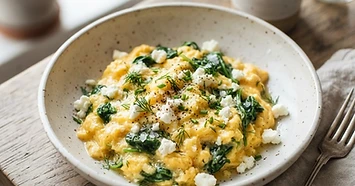 Scrambled Eggs with Spinach and Feta — diabetic-friendly recipe