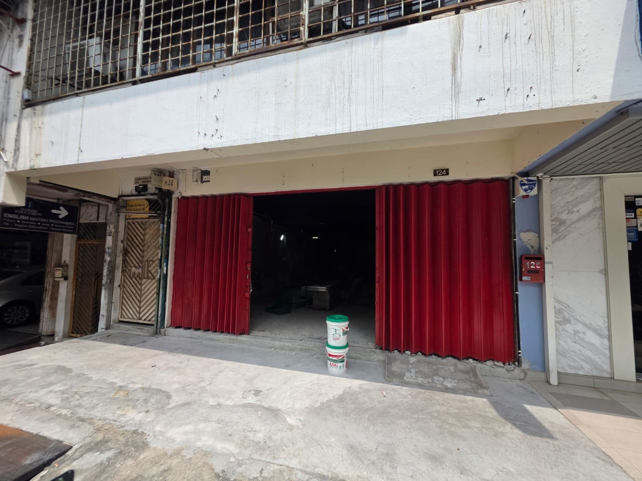 New showroom facade at 124GF, Jalan SS 24/2