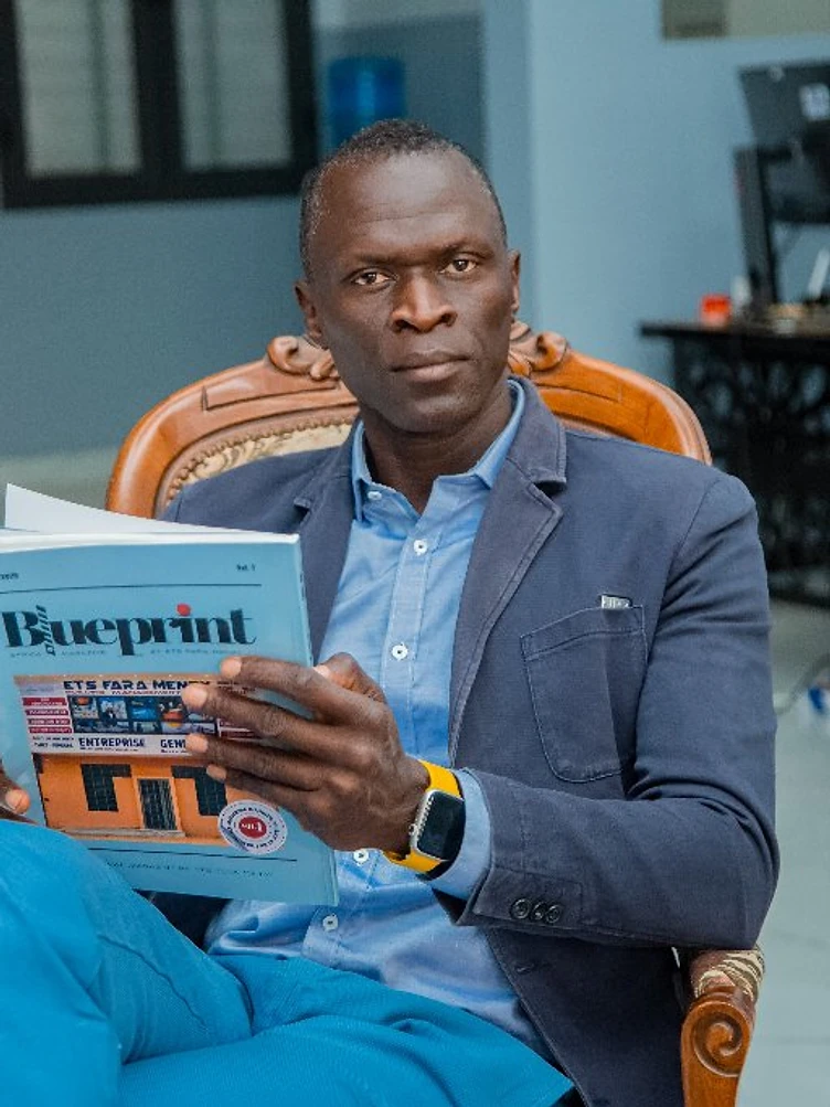 Fara Mendy tenant le magazine Blueprint Africa