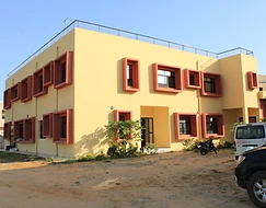 Complexe Jules Chevalier — façade jaune aux encadrements corail