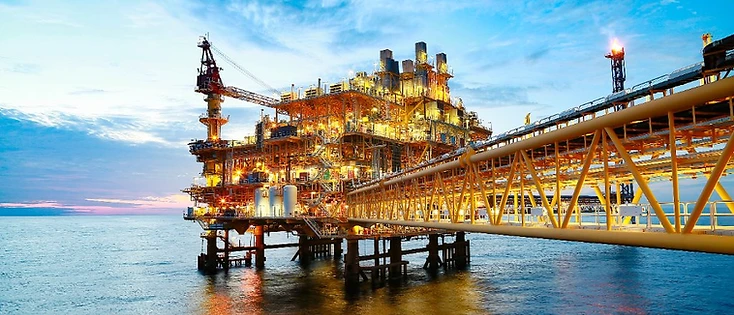Offshore olieplatform voor de kust van Suriname bij zonsondergang