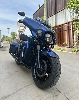 Kim's blue custom bagger finished and out front
